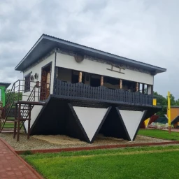 Excursie o zi Castelul Vrajitoarelor – Satul Rasturnat – Padurea Colorata – Pestera Muierilor Autocar  2026