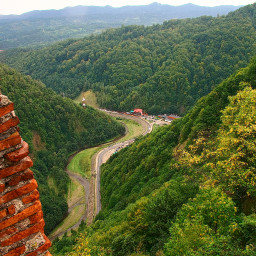 Vizita 1 zi Castelul Vrajitoarelor – Satul Rasturnat – Padurea Colorata – Pestera Muierilor Autocar  2026
