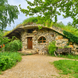 Vizita 1 zi Casutele Flintstone – Geoparkul Iskar – Panega – Pestera Prohodna “Ochii lui Dumnezeu” Autocar  2026
