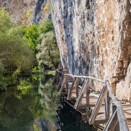Vacanta 1 zi Casutele Flintstone – Geoparkul Iskar – Panega – Pestera Prohodna “Ochii lui Dumnezeu” Autocar  2026