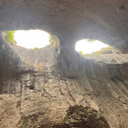 Vacanta o zi Casutele Flintstone – Geoparkul Iskar – Panega – Pestera Prohodna “Ochii lui Dumnezeu” Autocar  2026