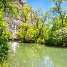 Excursie 1 zi Casutele Flintstone – Geoparkul Iskar – Panega – Pestera Prohodna “Ochii lui Dumnezeu” Autocar  2026