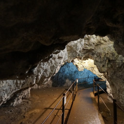 Vizita o zi Mausoleul de la Mateias – Cheile si Pestera Dambovicioara – Castelul Bran Autocar  2026