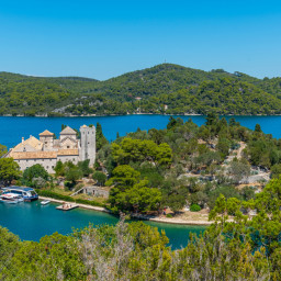 Excursie o zi Veliko Tarnovo – Muzeul Etar Autocar  2026