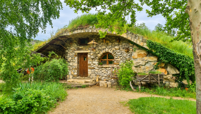 Vizita 1 zi Casutele Flintstone – Geoparkul Iskar – Panega – Pestera Prohodna “Ochii lui Dumnezeu” Autocar  2026