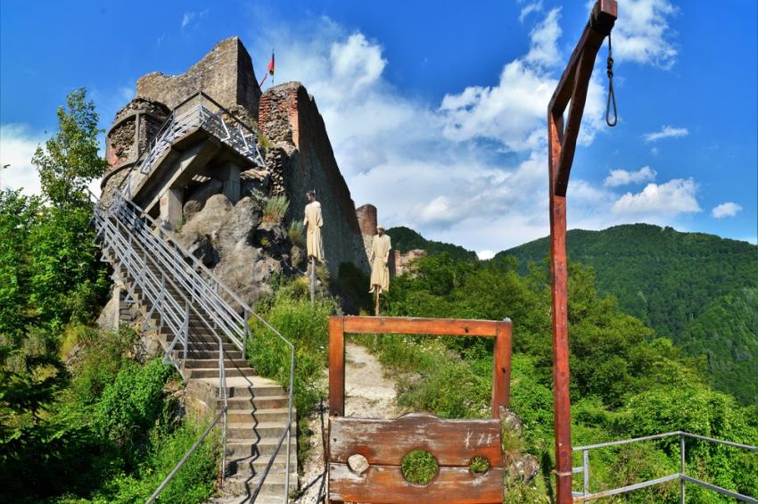 Reducere o zi Castelul Vrajitoarelor – Satul Rasturnat – Padurea Colorata – Pestera Muierilor Autocar  2026